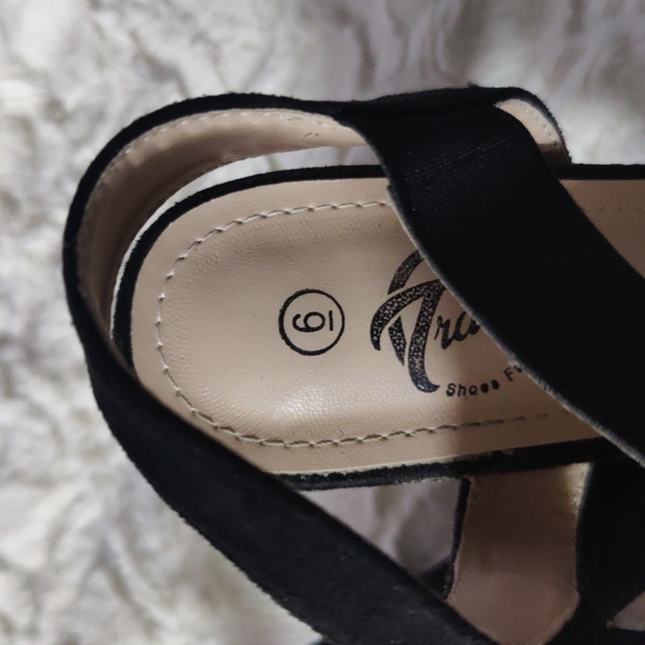 Heels - Picture 3 of 4